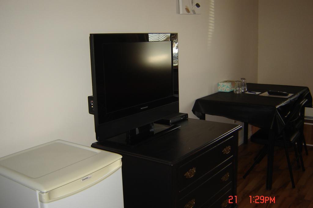 Midway Motel Radisson Room photo