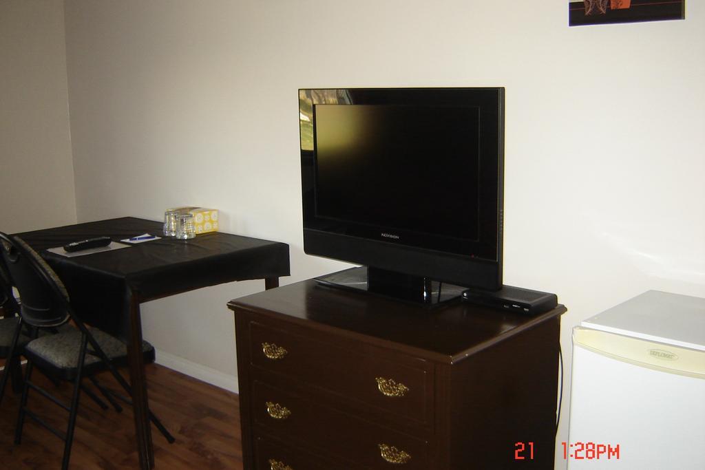 Midway Motel Radisson Room photo