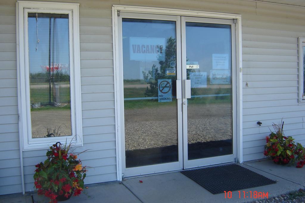 Midway Motel Radisson Exterior photo
