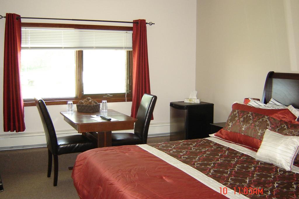 Midway Motel Radisson Room photo
